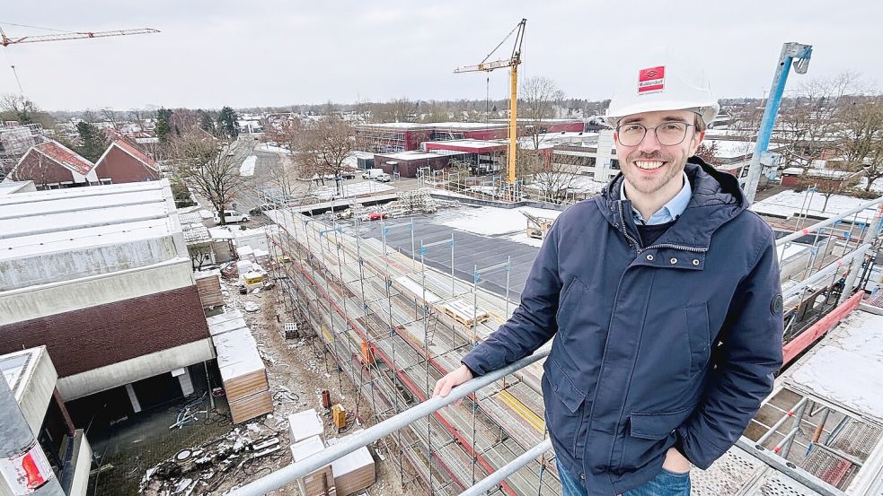 Hendrik Schulz möchte Bürgermeister in Moormerland bleiben. Das Foto zeigt ihn bei einer Besichtigung der Rathausbaustelle im Februar dieses Jahres. Foto: Klaus Ortgies/Archiv