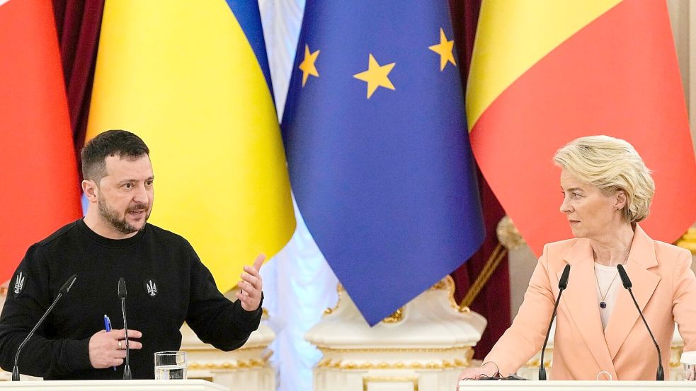 Will einen schnellen EU-Beitritt: Der ukrainische Präsident Wolodymyr Selenskyj, hier bei einer Pressekonferenz mit EU-Kommissionspräsidentin Ursula von der Leyen. (Archivbild) Foto: Efrem Lukatsky/AP/dpa