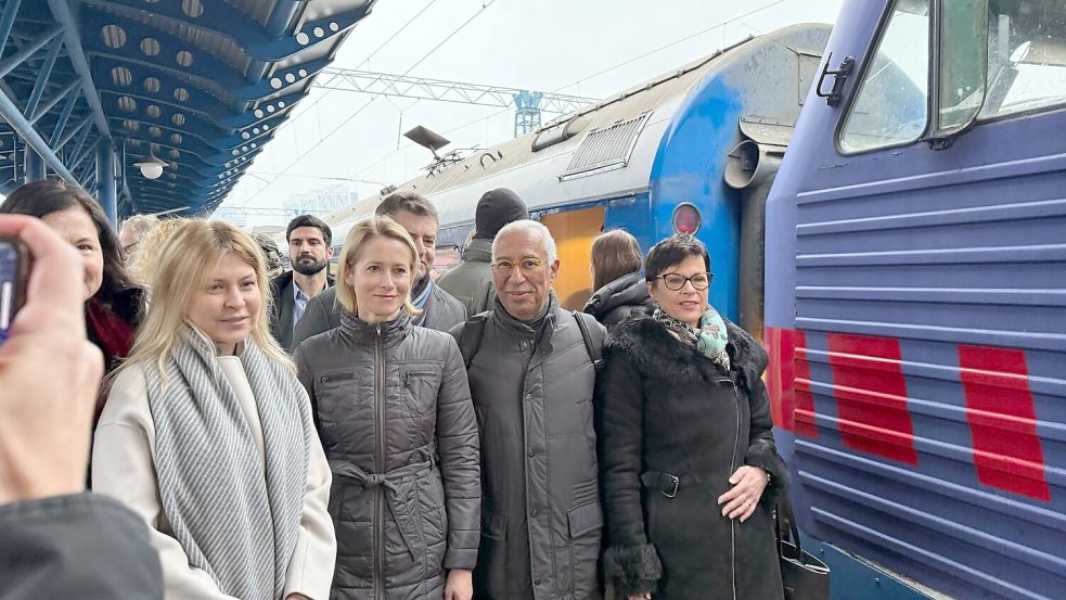 Die EU-Außenbeauftragte Kaja Kallas (2.v.l) und EU-Erweiterungskommissarin Marta Kos (r) legen Berichte zu Reformfortschritten von Ländern vor, die in die Europäische Union streben. (Archivbild) Foto: Ansgar Haase