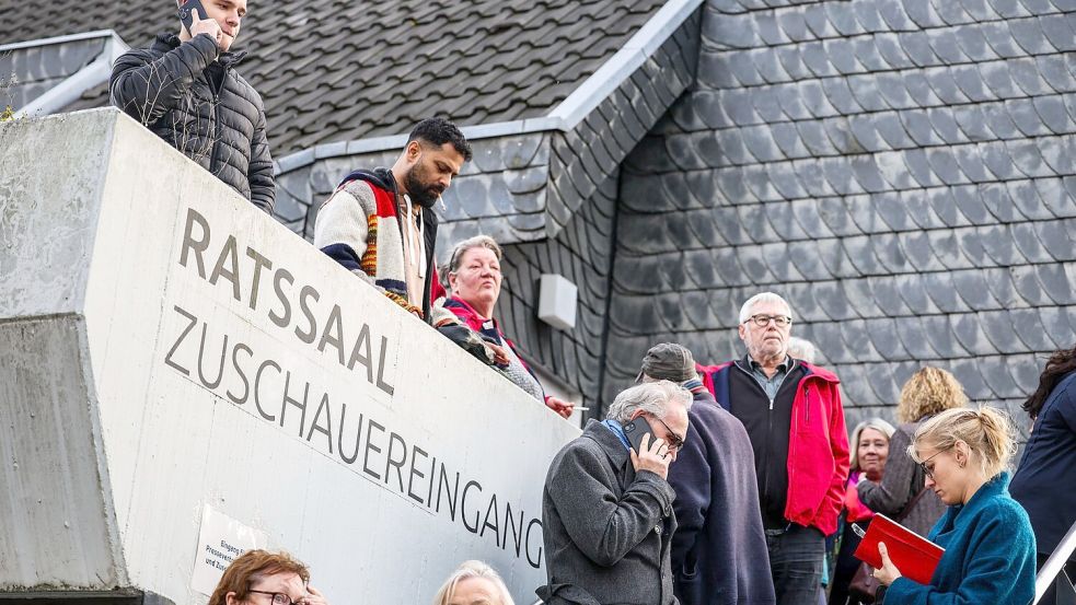 Mehrere Bürgerinnen und Bürger verfolgten die Vereidigung Foto: Christoph Reichwein/dpa