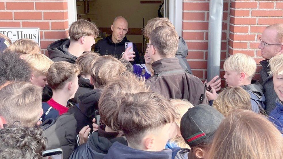 Nach dem Spiel warteten vor der Kabine zahlreiche Fans auf Arjen Robben, die extra wegen ihm gekommen waren und vor allem nach Fotos fragten. Foto: Julius Busboom