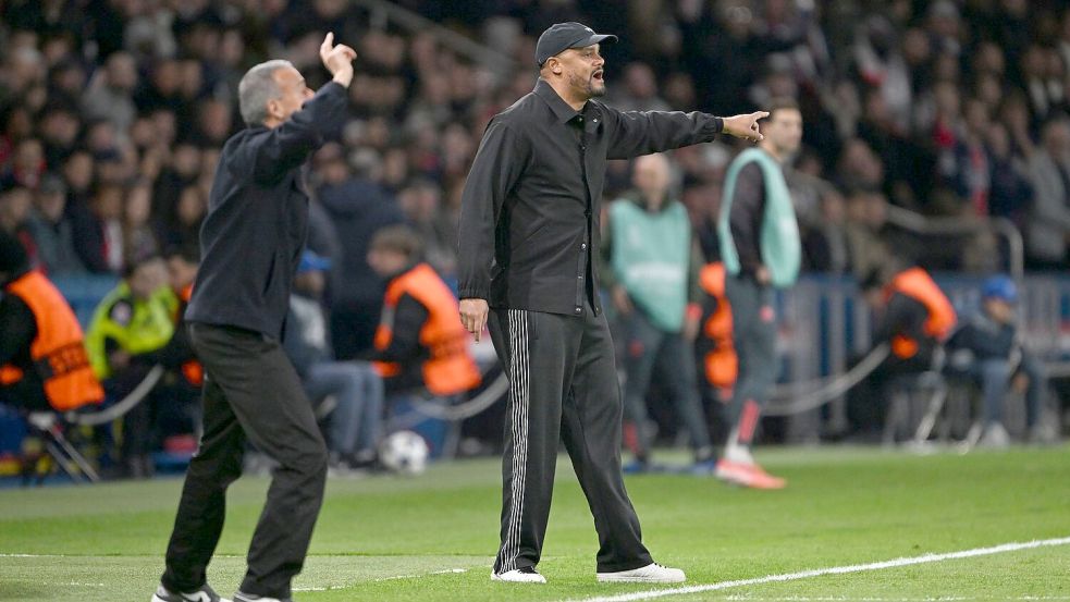 PSG-Coach Luis Enrique (l) und Bayern-Trainer Vincent Kompany in Aktion am Spielfeldrand. Foto: Federico Gambarini