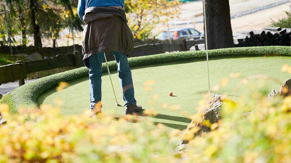 Manchmal ist es wie verflixt und der Ball kommt wieder aus dem Loch heraus. (Symbolbild) Foto: Annette Riedl