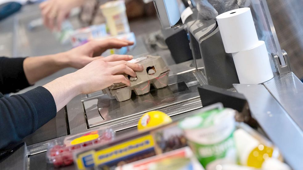 An den meisten Kassen im deutschen Einzelhandel sitzen noch Kassiererin oder Kassierer. Foto: Sven Hoppe
