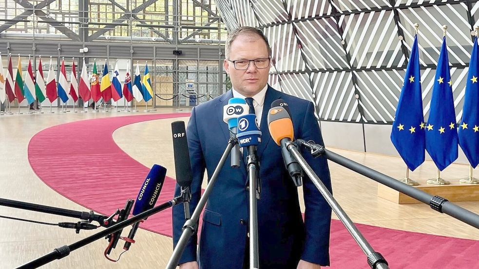 Bundesumweltminister Carsten Schneider (SPD) wirbt für das Ziel, die Emissionen in den nächsten 15 Jahren um 90 Prozent im Vergleich zu 1990 zu senken. Foto: Katharina Redanz/dpa