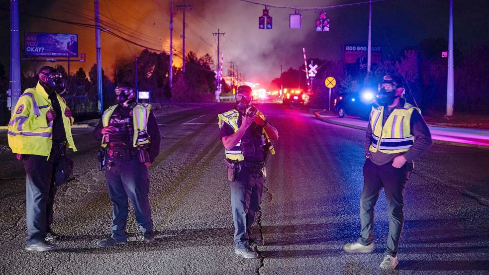 Den Rettungskräften dürfte eine lange Nacht bevorstehen. Foto: Jon Cherry/AP/dpa