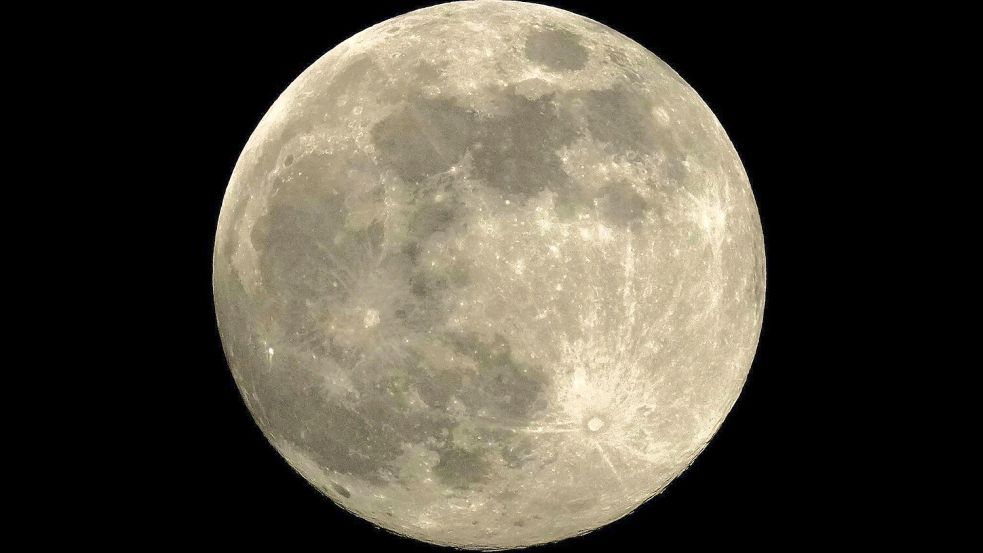 Das Phänomen Supermond begeistert immer wieder zahlreiche Menschen. (Archivbild) Foto: Anupam Nath/AP/dpa
