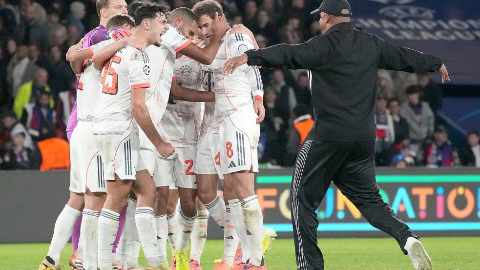 Vincent Kompany (r) stürmt nach dem Schlusspfiff auf den Rasen, um mit seinen Spielern im Kreis zu jubeln. Foto: Thibault Camus/AP/dpa