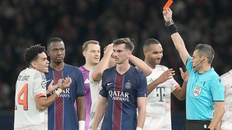 Der Moment, der das Spiel total verändert: Luis Díaz (l) sieht die Rote Karte. Foto: Thibault Camus/AP/dpa