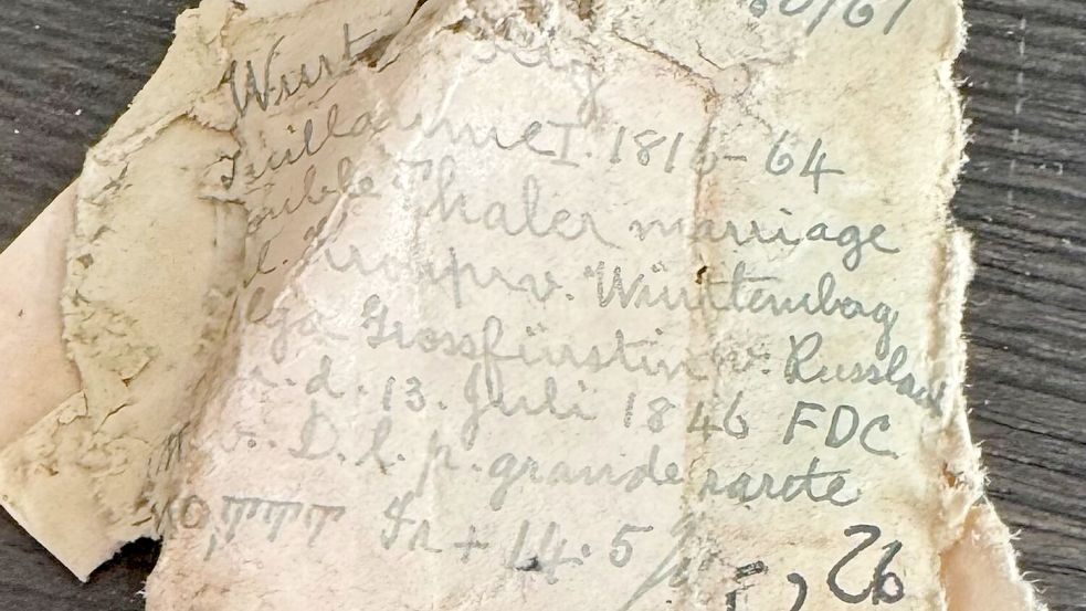 Die durch Wassereintritt teils vergammelten Münztütchen, die jahrzehntelang vergraben waren. Foto: Christian Stoess/dpa