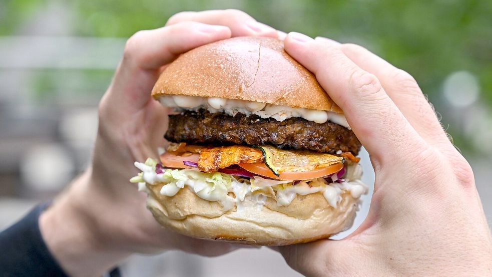 Burger mit einem vegetarischen Patty belegt. (Archivbild) Foto: Jens Kalaene