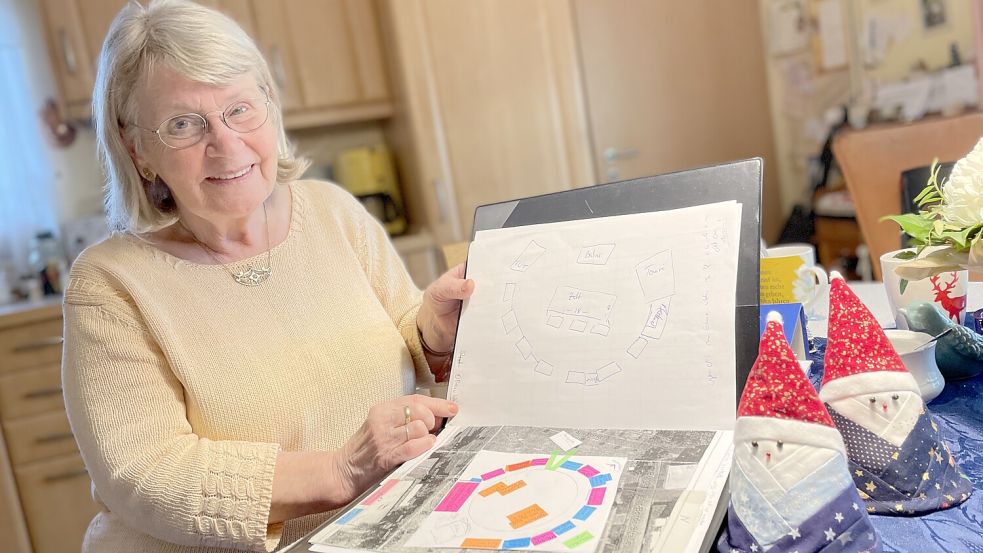 Margarete Niemann mit den Plänen für den Weihnachtsmarkt 2025. Die Vorbereitung ist viel Arbeit. Foto: Marion Janßen