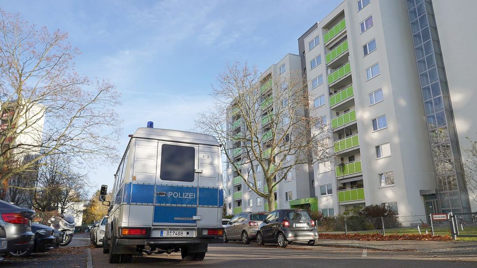 Auch in Berlin durchsuchten Polizisten am Mittwochmorgen ein Objekt. Foto: Manuel Genolet