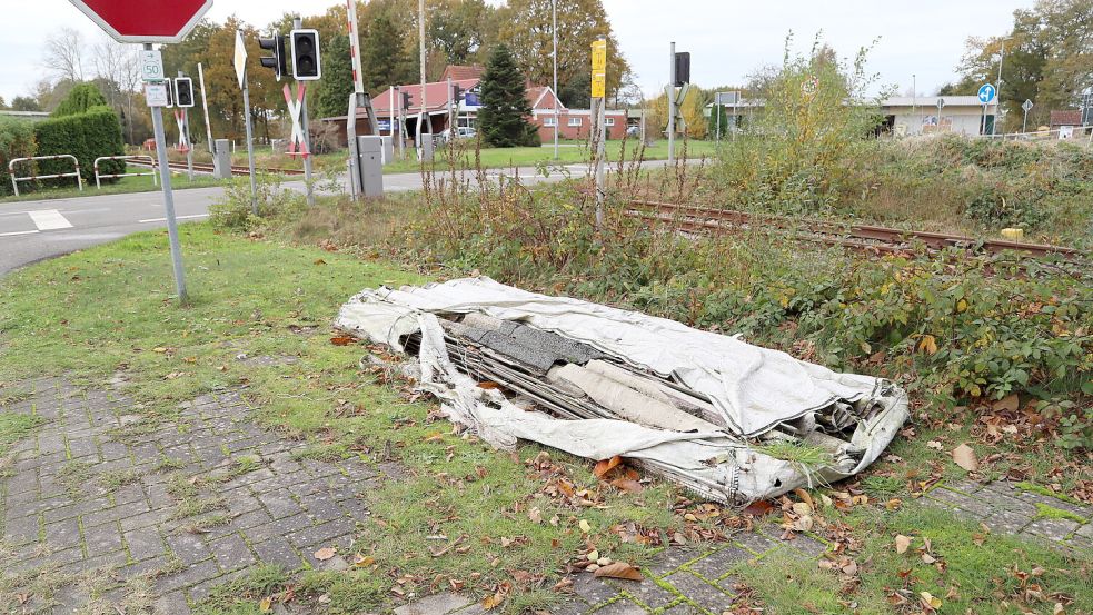 An der Ecke der Straßen „Ober der Hörne/Am Ostermoor wurden die Eternitplatten abgelegt. Foto: Hans Passmann