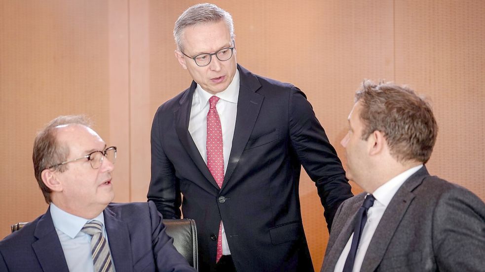 Digitalminister Karsten Wildberger (CDU, Mitte) soll die Fäden beim Thema Entbürokratisierung zusammenführen. Foto: Kay Nietfeld/dpa