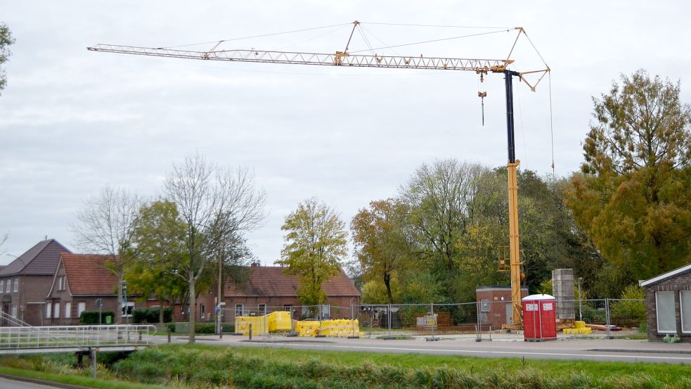 Ein Baukran überspannt seit kurzem die Südseite des Rhauderfehner Untenendes an der Kreuzung mit der Dosewieke. Auf dem Grundstück war im Sommer das bestehende Gebäude abgerissen worden. Die Kommodig Stuuv GmbH, der das Areal gehört, plant dort ein Mehrparteienhaus zu errichten. Foto: Astrid Fertig
