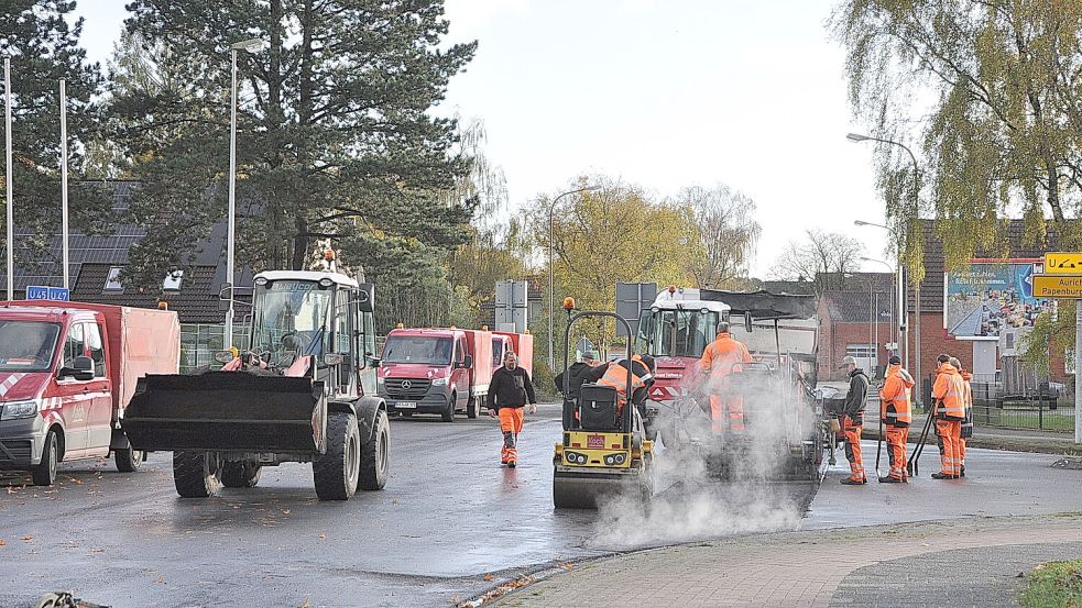 Ende vergangener Woche bekam die Deichstraße eine neue Asphaltschicht. Foto: Bodo Wolters