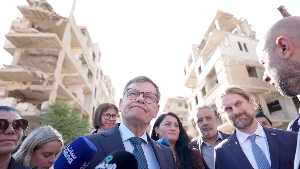 Außenminister Johann Wadephul (CDU) hatte vergangene Woche unter dem Eindruck schwerer Zerstörungen in einer Vorstadt von Damaskus Zweifel an einer raschen Rückkehr einer großen Zahl von syrischen Kriegsflüchtlingen geäußert. Foto: Marcus Brandt/dpa