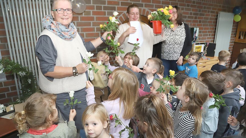 Mit bunten Rosen verabschiedeten die Mädchen und Jungen der KiTa Sankt Anna Neuland ihre Erzieherin Marianne Sybrandts. Foto: Hans Passmann
