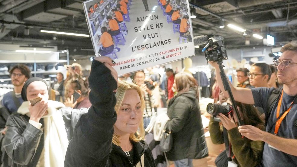 Besonders in den vergangenen Tagen stand Shein in Frankreich stark in der Kritik. Foto: Thibault Camus/AP/dpa