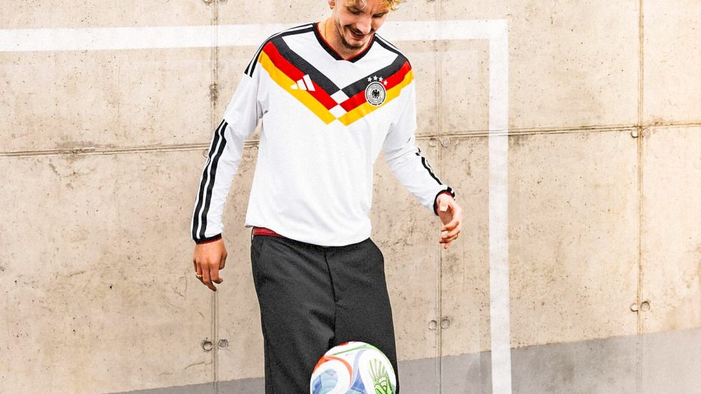 Großer Fan des neuen DFB-Trikots: Stürmer Nick Woltemade. Foto: -/Adidas/dpa