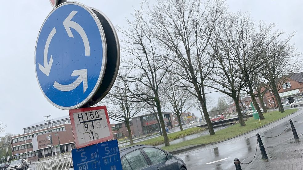 Zwei Unfälle mit Radfahrern haben sich in Rhauderfehn ereignet – einer davon beim Kreisverkehr in Rhauderfehn. Symbolfoto: Archiv/Dirk Hellmers