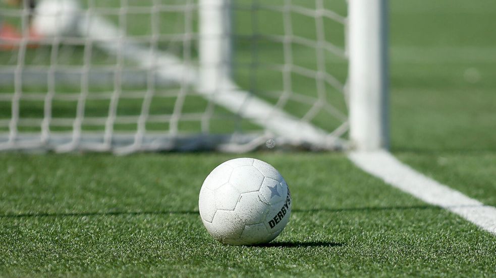 Nach dem Wunsch der Vereine entsteht auch in Rhauderfehn zeitnah ein Kunstrasenplatz. Symbolbild: Imago