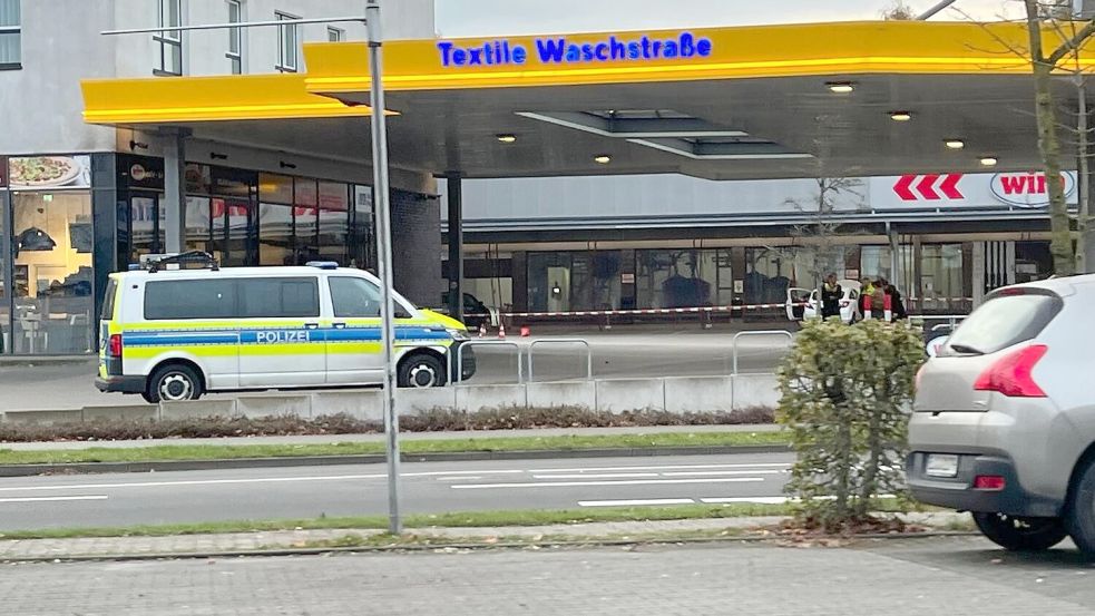 Ein Polizeiwagen stand am Morgen nach der Geldautomatensprengung auf dem Gelände der Wiro-Tankstelle am Deverweg in Papenburg. Foto: Dagmar Gnoth