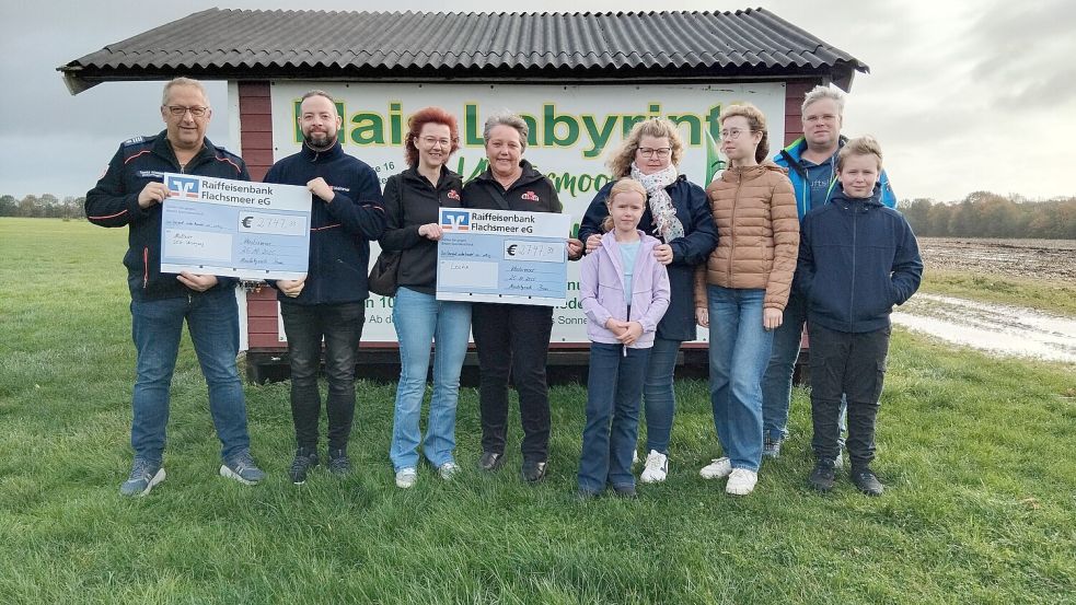 Bei der Spendenübergabe im Maislabyrinth Klostermoor (von links): Tomas Sanders und Sacha Bley (Malteser), Anke Voskamp und Mechthild Funke (Leukin), Nadine Bruns mit Enya Bruns, Luna-Marie Bruns und Clemens Bruns. Hinten: Torsten Bruns. Foto: Clarissa Scherzer