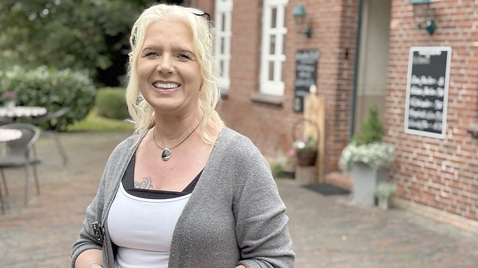 Marika Schwarz ist seit März 2024 Inhaberin vom Bahnhof Strackholt 1900. Foto: Rilana Kubassa