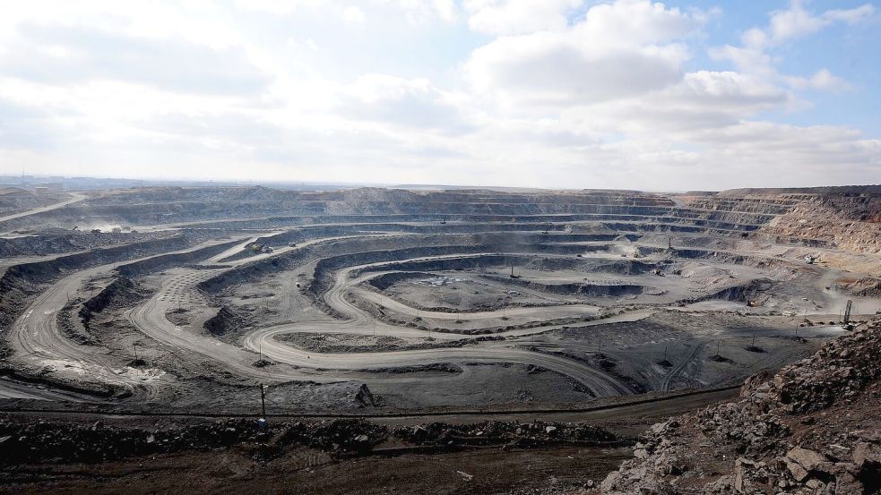Wichtige Metalle, die etwa hier in der Bayan-Obo-Mine für seltene Erden in der Inneren Mongolei abgebaut werden, braucht auch die deutsche Industrie - etwa für Sensoren oder Elektromotoren. (Archivbild) Foto: Ren Junchuan