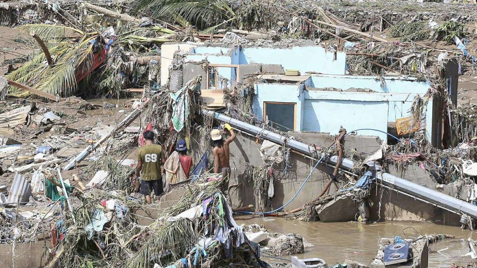 „Kalmaegi“ hatte mit Starkregen und heftigem Wind gewütet. Foto: Jacqueline Hernandez/AP/dpa