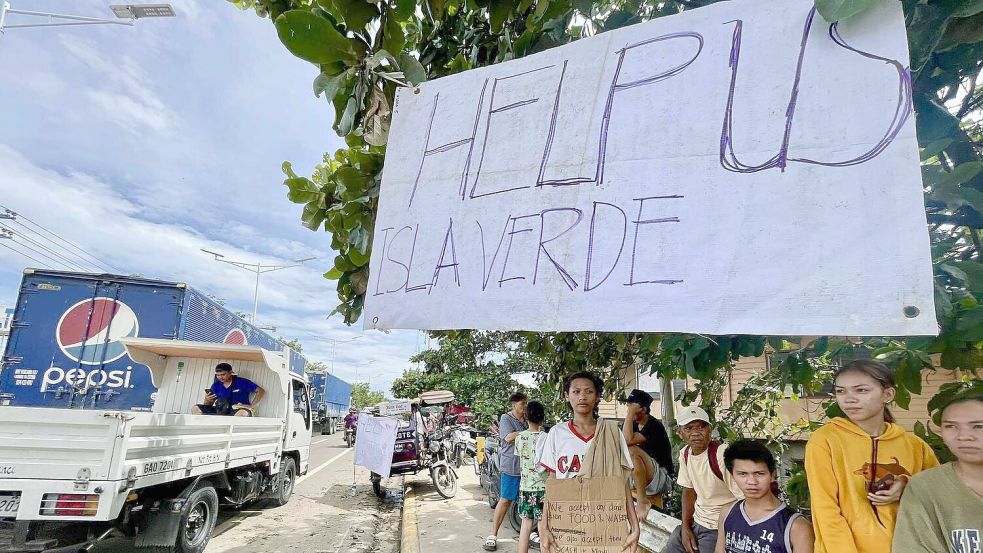Verzweifelte Bürger hoffen nach den Überschwemmungen auf Hilfe. Foto: Jacqueline Hernandez/AP/dpa