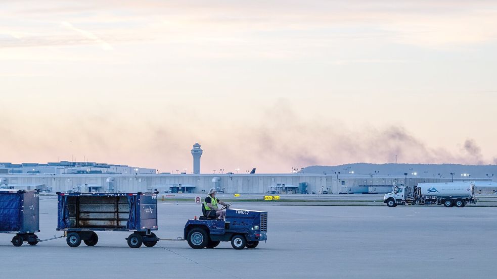 Die Zahl der Opfer nach dem Flugzeugabsturz steigt weiter. Foto: Jon Cherry/FR171965 AP/AP/dpa