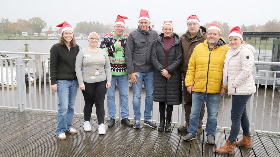 Die Organisatoren und Beteiligten des ersten Weihnachtszaubers auf dem Gelände des Hafens in Barßel freuen sich auf das Ereignis (von links): Mona Wolke, Mareike Lange, Jan Lange, Dirk Gröneweg, Melanie Gröneweg, Stefan Westerkamp, Gregor Thieben und Margit Schulte. Foto: Hans Passmann