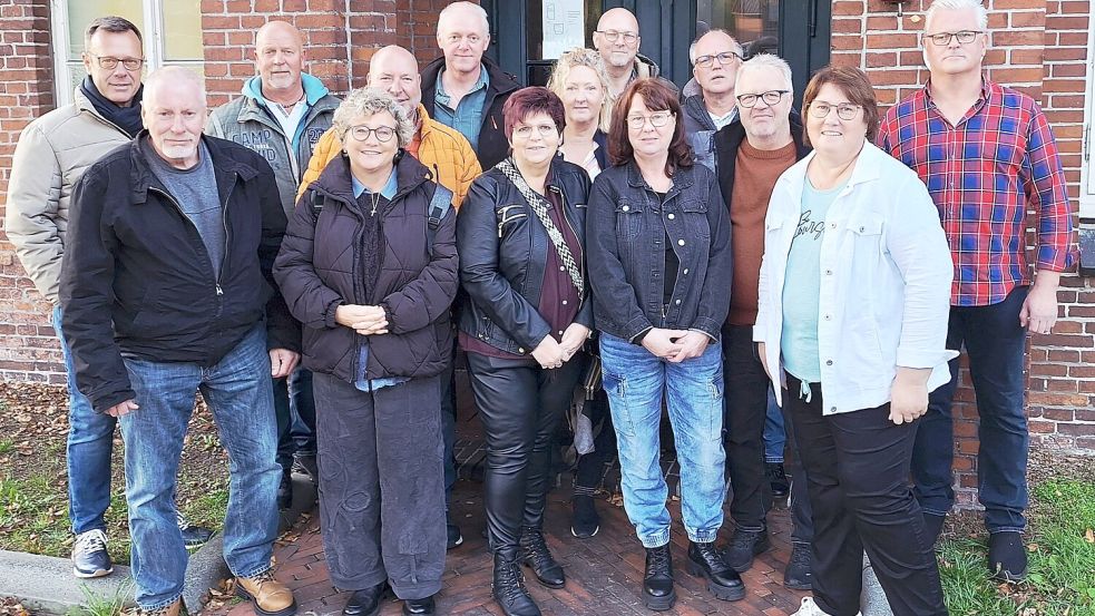 Auf dem Gruppenfoto sind zu sehen (von links nach rechts): Heino Stührenberg, Jörg Löning, Arno Brandt, Rita Zicholl, Bernd Sangen, Enno Hessenius, Anita Jäkel, Trautel Heeren, Alwin Groen, Anette Jansen, Udo Tesch, Peter Körte, Karin Müller und Wilfried Okken. Foto: Anette Jansen