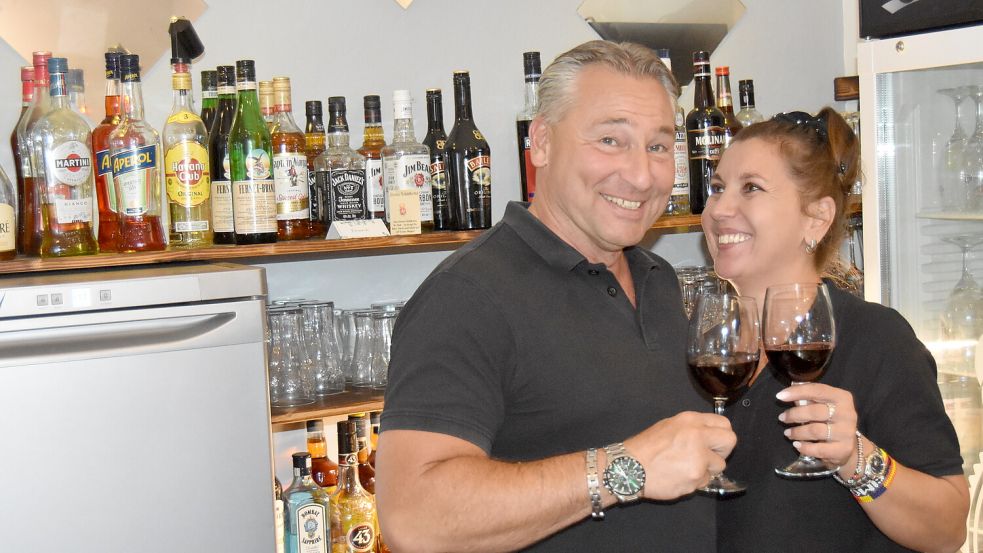 Ein Grund, anzustoßen: Simona Lind ist stolz auf das zehnjährige Jubiläum, und Frank Wind ist stolz auf seine Lebensgefährtin. „Viele Restaurants gibt es nicht mehr, Simona ist immer noch da.“ Foto: Prins