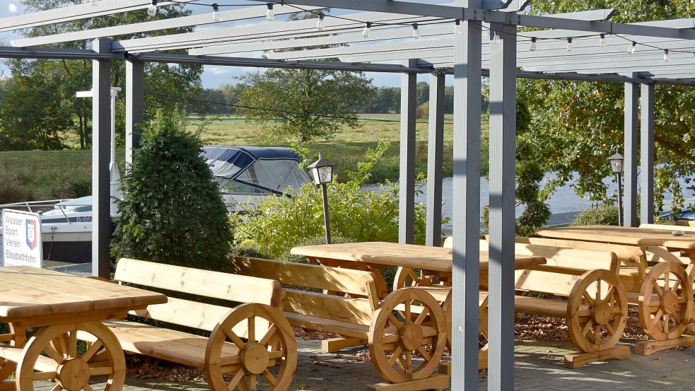 Rund 100 Sitzplätze bietet die Außenterrasse, die sich direkt an der Sagter-Ems und dem Bootsanleger des Wassersportvereins Elisabethfehn befindet. Foto: Prins