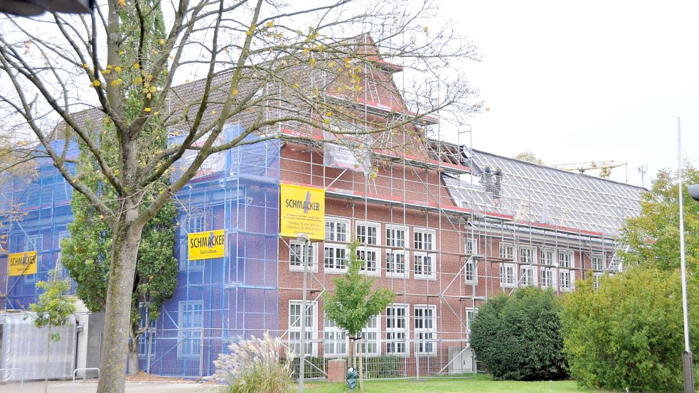 An der Plytenbergschule wird am Dach gearbeitet. Foto: Bodo Wolters