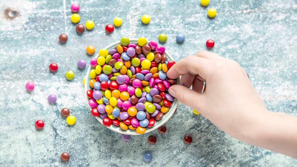 Kinder lieben Süßes – aber wie viel Naschen ist angemessen? Wissenschaftliche Empfehlungen geben klare Richtwerte vor. Foto: imago/Westend61