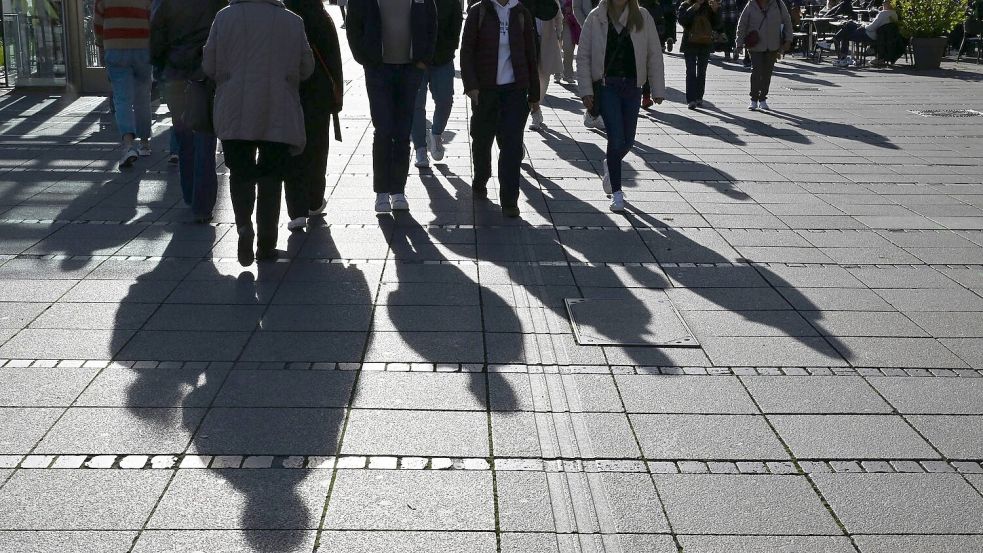 Generell stellen die Wissenschaftler „Gewöhnungseffekte und Normalisierung“ bei rechtsextremen Einstellungen fest. (Symbolbild) Foto: Bernd Weißbrod