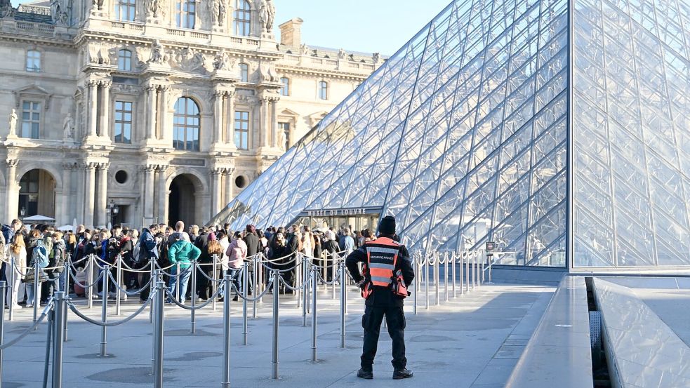 Der Einbruch hatte in Frankreich Fragen über die Sicherheit des Museums aufgeworfen. (Archivbild) Foto: Emma Da Silva/AP/dpa