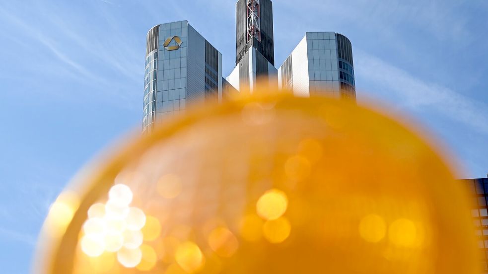 Dämpfer im dritten Quartal, aber Kurs auf Milliardengewinn 2025: Die Commerzbank in Frankfurt. (Archivbild) Foto: Arne Dedert