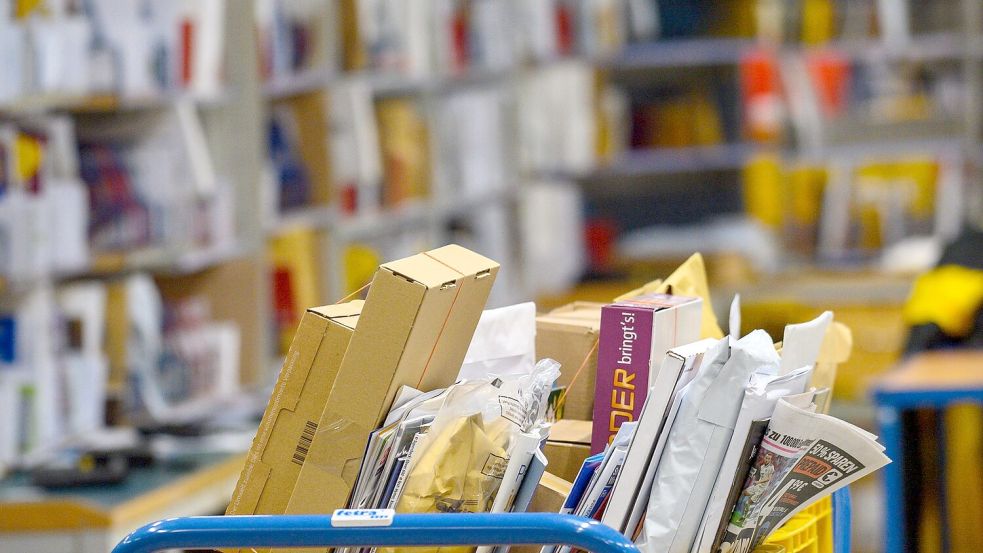 Briefe und Päckchen liegen in einem Zustellstützpunkt der Post - zuletzt transportierte der Postdienstleister mehr Briefe als gedacht. (Archivbild) Foto: Klaus-Dietmar Gabbert