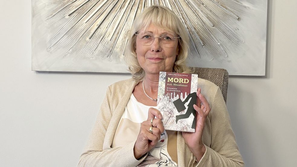 Bärbel Küpker mit dem Buch „Mord zum Mitnehmen – 28 Krimigeschichten für zwischendurch“. Foto: Madita Janßen
