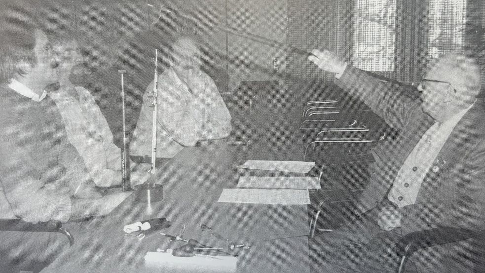 Fritz Ziebell (rechts), er war der erste Ausbilder des Vereins und bereitete die Mitglieder intensiv auf die Fischerprüfung vor. Archivfoto (2): Fischereiverein Rhauderfehn