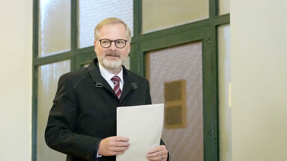 Der tschechische Regierungschef Petr Fiala gibt seine Stimme bei den Parlamentswahlen in einem Wahllokal ab. Nach der Niederlage seiner liberalkonservativen Koalition hat sein Kabinett nun seinen Rücktritt erklärt. (Archivbild) Foto: Darko Bandic/AP/dpa