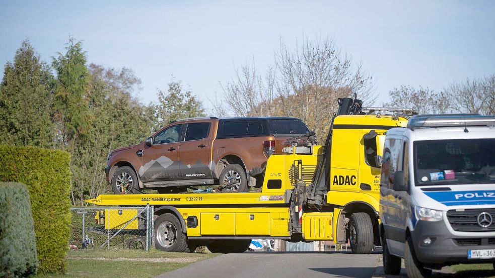 Bei einer Hausdurchsuchung im Fall des am 10. Oktober getöteten achtjährigen Fabian aus Güstrow beschlagnahmen die Ermittler einen Geländewagen. Foto: Philip Dulian