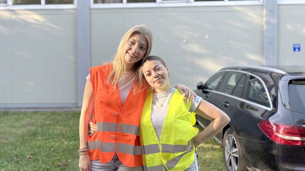 Svea Oltmanns (links) und Maja Duwe (rechts) aus dem Hauptkomitee während ihrer Aufgabe beim Parkplatzeinweisen vor dem Turnier. Foto: Madita Janßen
