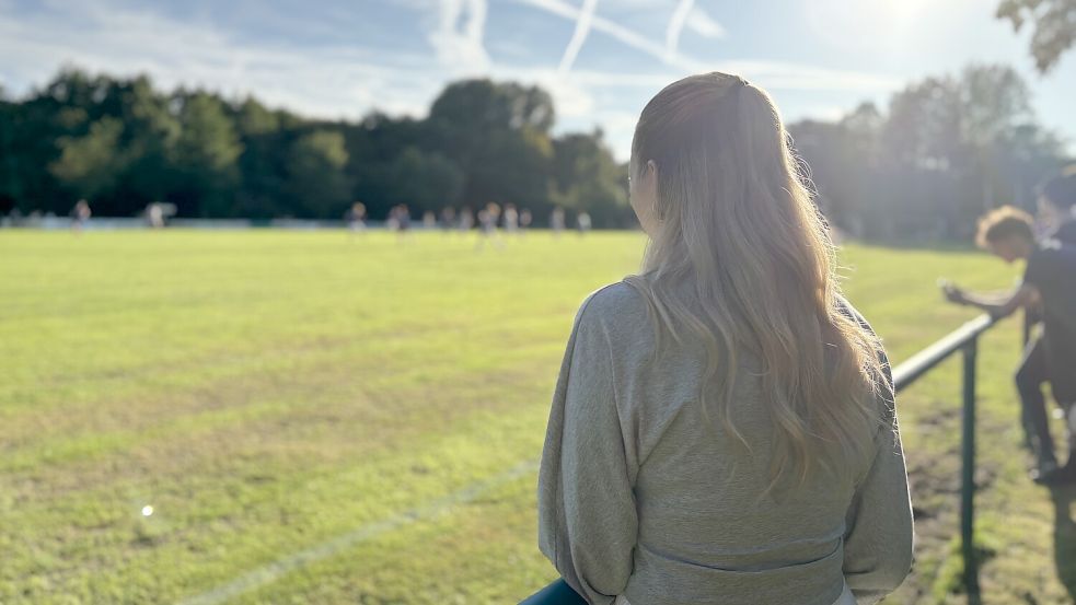 Anastasia Tschernysch schaut sich in einer Organisationspause ein Fußballspiel des Turniers an. Foto: Madita Janßen